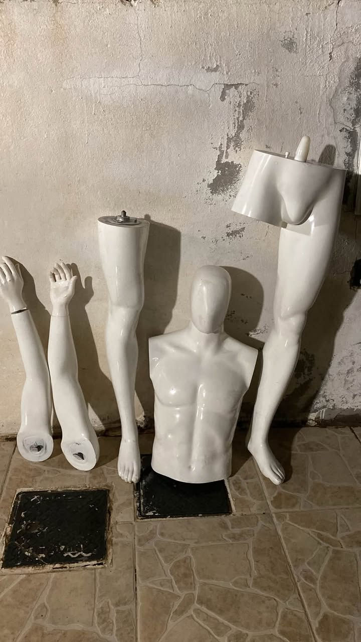 السلام عليكم ملكان رجل عظم عاج اصلي للبيع***********
