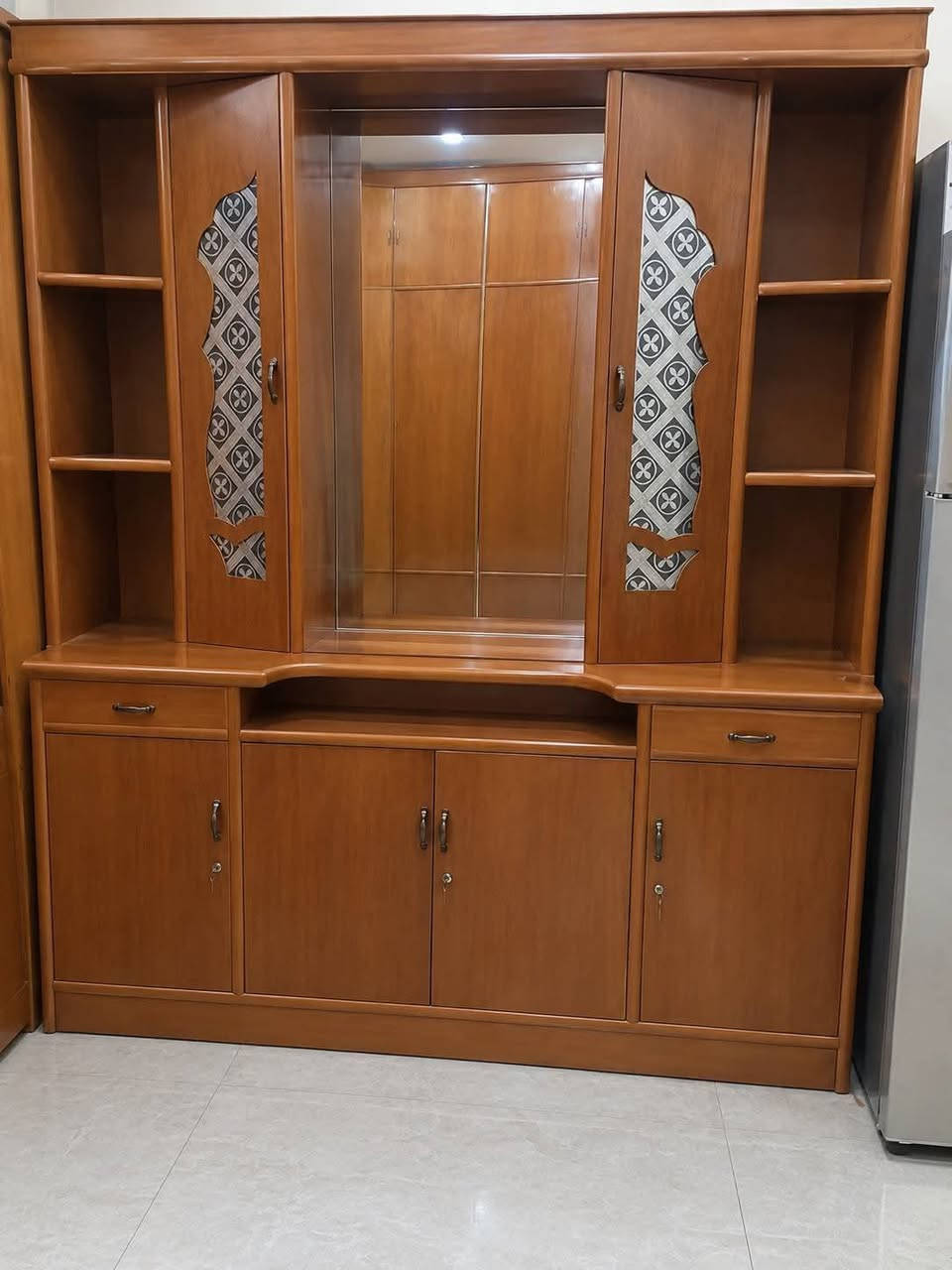 🏠 للبيع
مجموعة أثاث خشب مرتبة ونظيفة، مستعملة
✅ خشب متين وشغل مرتب
✅ الحالة جيدة جداً
✅ الأبواب والأدراج والأقفال موجودة
✅ مناسبة لغرفة نوم 
🚫 الزاوية بيها ضرر بسيط 
💰 السعر: 350 ألف دينار قابل للتفاوض بالمعقول

📩 للاستفسار والتفاصيل ***********
