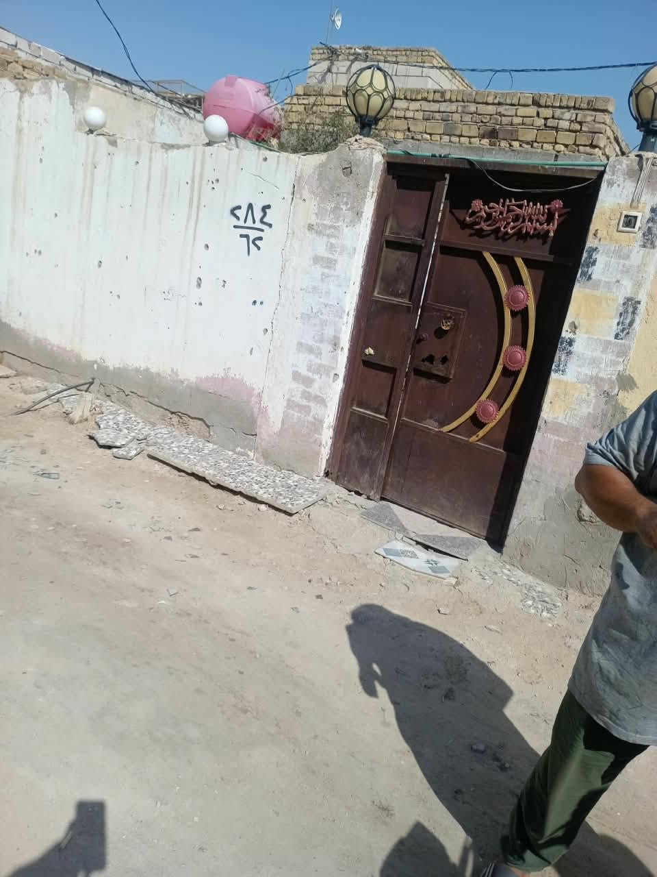 سلام عليكم بيت بالحمد مساحه 110 غرفه وصاله ومطبخ حمام وتواليت خارجي وداخلي طارمه ولتفاصيل عل خاص سعر 20 وبي مجالل قليل...رقمم ***********
