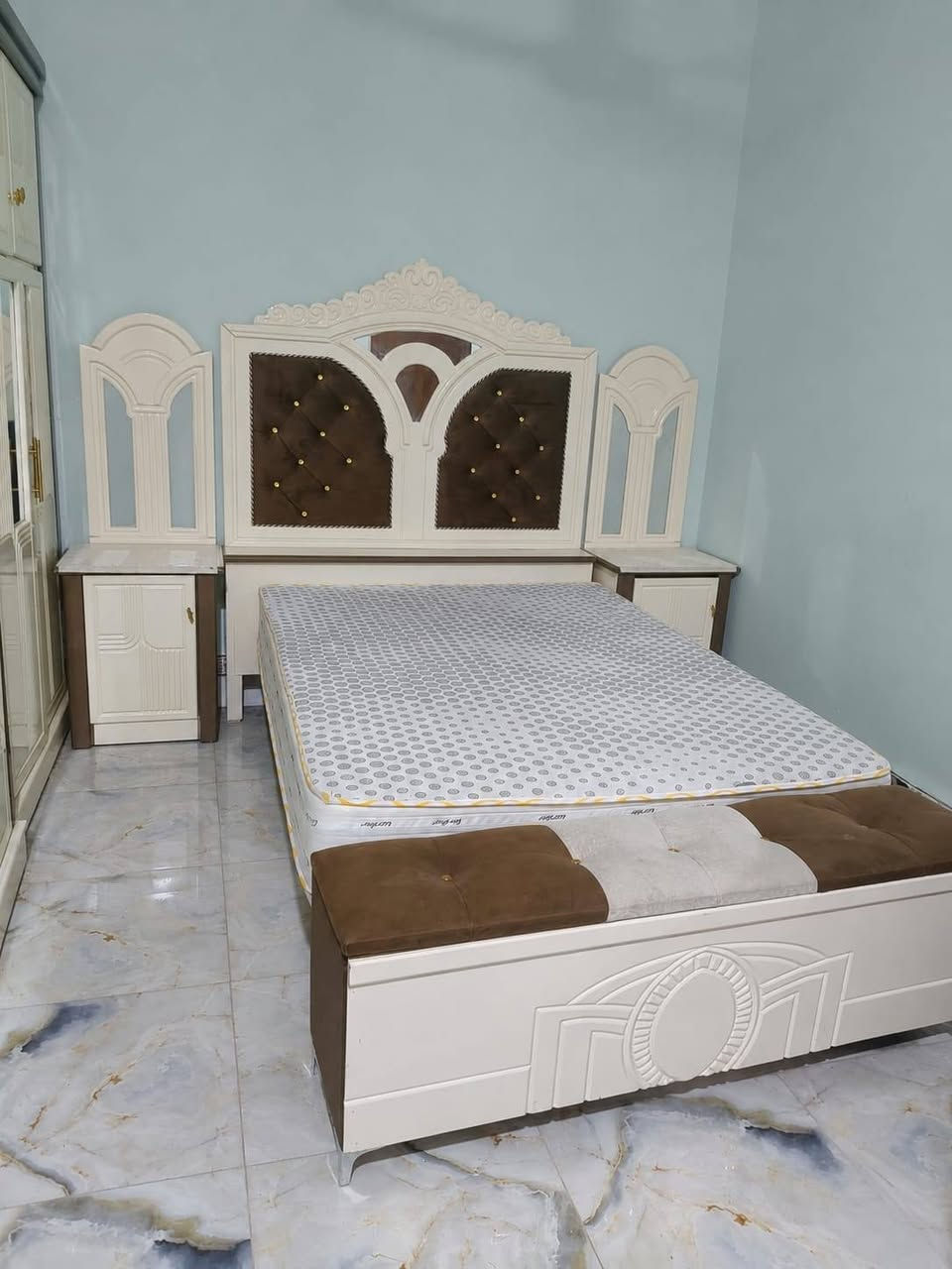 غرفه نوم للبيع نجاره عراقيه تصميم تركي السعر مليون وربع العنوان خنيطله شارع الكراج الرقم ***********
