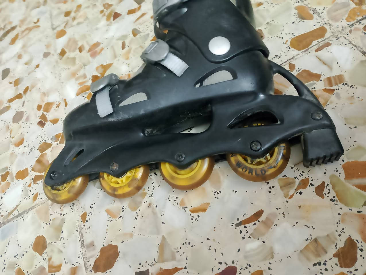 سلام عليكم شباب بنات اتوفر يمنه اسكيت باره اصلي مستعمل أقل من أسبوع نضافه 90% المكان بغداد الجديده تل محمد السعر السكيت 30 الف او بي مجال قياس 38 الرقم /***********
