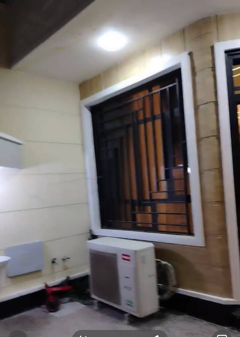 السلام عليكم
بيت للبيع في منطقة العبيدي الرئاسه طابو صرف

مساحه في السند ٧٥ واقع حال ٩٣ متر

يتكون من طابقين ونص ٣ غرف 

قرب الشارع العام مقابل التربيه القديمه

يقع في المربع الي بين شارع 20 وشارع 15

البيت امامه تشجير مسيج كامل ١٨٠ متر

بناء حديث جدا... درجة أولى 

رقم الهاتف ***********
