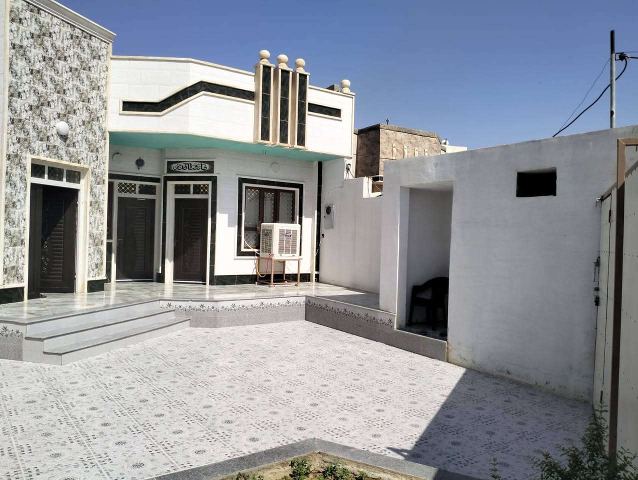 بيت للبيع
عنوان: على شارع المطار 
استفسار اتصال على الرقم ***********
