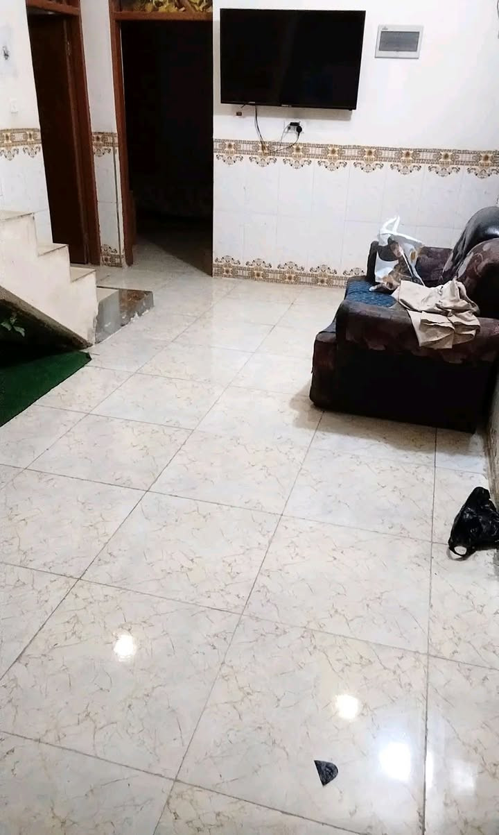 السلام عليكم
دار للبيع
المساحه 240م
العنوان حي ذويب الأول الفرع الخامس
البناء طابوق الارضيه بورسلين السطح فرشي المجاري خط للبزل
غرفتين نوم هول استقبال صاله مطبخ صحيات داخليه وخارجيه
البيت جاهز للسكن
للاستفسار الاتصال ***********
