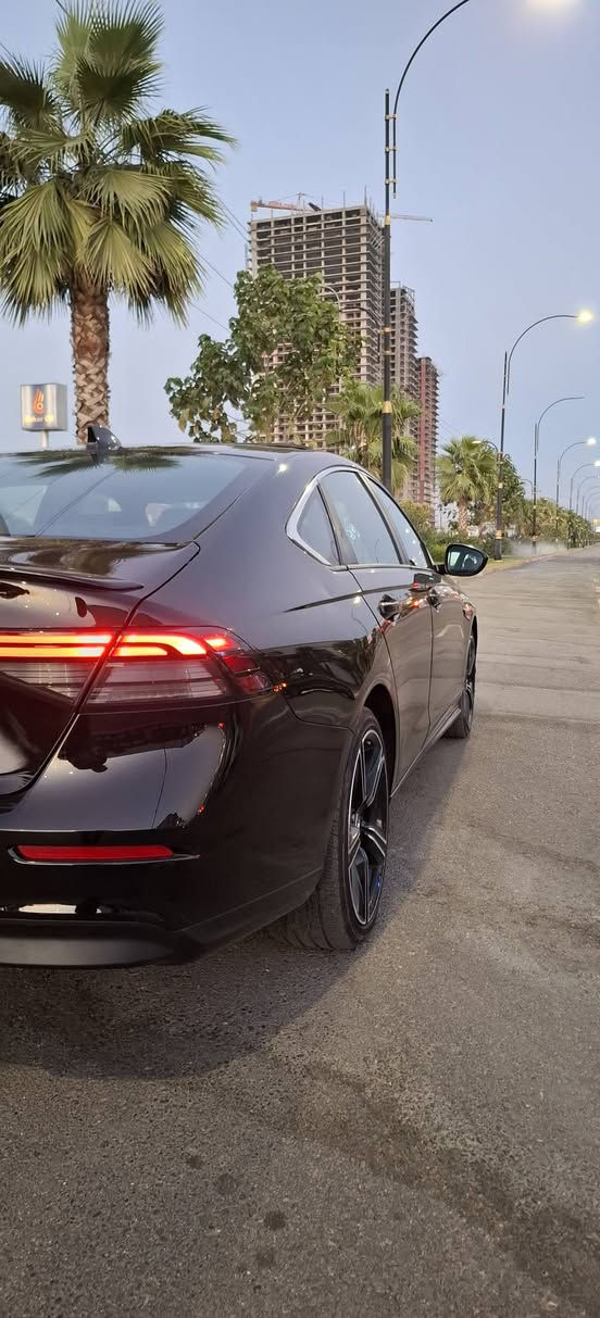 هوندا أكورد 2025 - فئة سبورت (Sport) 🚗.
📌 بيانات السيارة الأساسية:
الموديل: 2025
الفئة: سبورت / Sport
الممشى: 13,000 ميل فقط
🛠 تفاصيل البودي والضرر:
البودي: بونيد صبغ + جاملغ تعديل بارد (PDR) فقط.
البرشوت (الإيرباج): ستيرن + تحت الستيرن + دشبول (مفتوح سستم).
🌟 أبرز مواصفات فئة سبورت (Sport):
المحرك: 2.0 لتر هايبرد (أداء قوي واقتصادية بالوقود).
التصميم الخارجي:
ويل كب مقاس 19 إنش بتصميم رياضي مميز (Black Alloy).
سبويلر خلفي أسود لمظهر رياضي جذاب.
الشاشات والترفيه:
شاشة عرض لمسية كبيرة مقاس 12.3 إنش.
شاشة عدادات رقمية بالكامل (Digital Dashboard) مقاس 10.2 إنش.
دعم Apple CarPlay و Android Auto لاسلكياً (Wireless).
التجهيزات والراحة:
فتحة سقف.
مقعد السائق تحكم كهربائي.
ستيرن جلد رياضي مع دواسات تحكم بالسرعة خلف الستيرن (Paddle Shifters).
نظام تشغيل عن بعد + بصمة دخول وتشغيل.
إضاءة كاملة LED أمامية وخلفية.
أنماط قيادة متعددة (Sport / Normal / ECON).
أنظمة الأمان (Honda Sensing):
رادار تفاعلي ومثبت سرعة ذكي.
نظام المحافظة على المسار (Lane Keep Assist).
نظام الكبح التلقائي للطوارئ.
📞 للتواصل والاستفسار: [***********]
📍 المكان: [دهوك]
💰 السعر: [178 ومجال بسيط]
فقط بيع بدون مراوس سميل, دهوك
