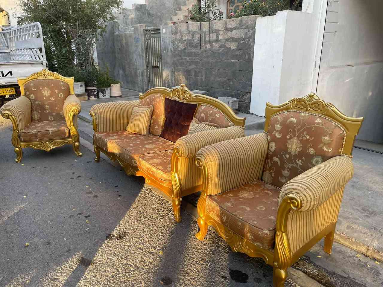 ئاڵتونم بۆ هێناون🔥
هاتینەوە بە تاقمێکی مەلەکی 
10نەفەری  زۆر بە پاکو خاوێنی 
ماوەتەوە %95بە لۆکی ماوە 
ژم***********

نص مكتوب في الصور:
- ***********
