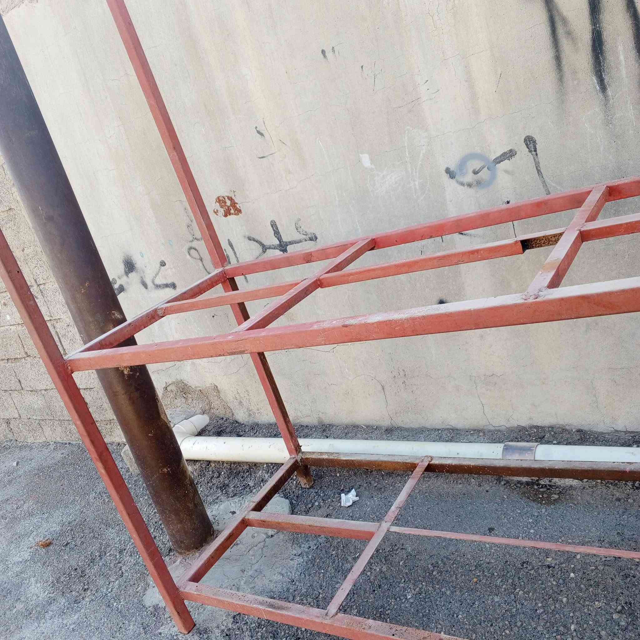 ميز  حديد للبيع سعر 35وبيه مجال 
 الاتصال ع الرقم  لشراي *********** العنوان كركوك 
حي العروبه

