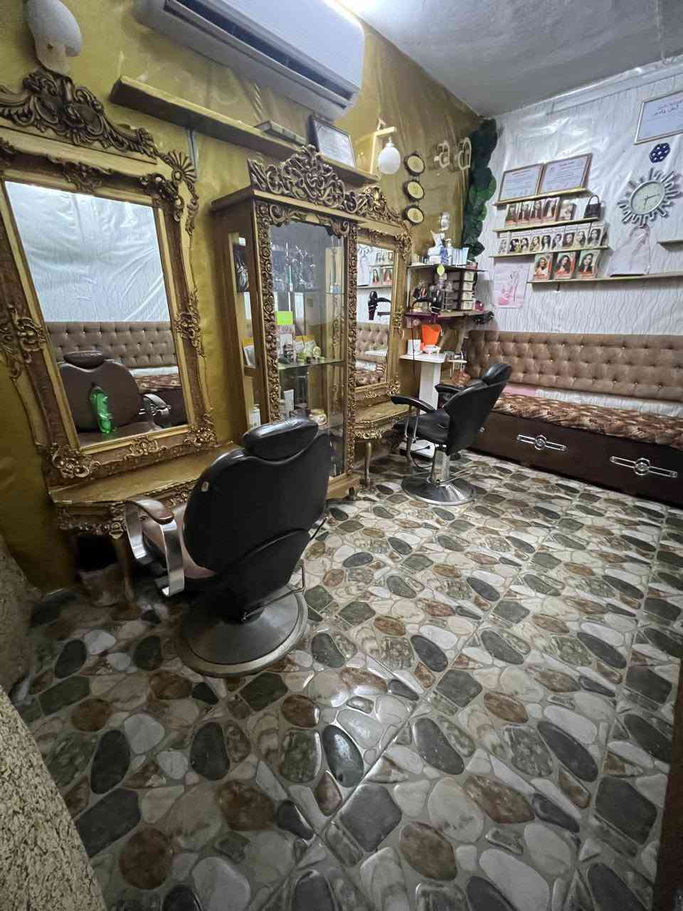 بموسم العيد تطلع سعرره وزياده 🔥🔥
صالون للبيع الموقع ممتاز حي عدن شارع التنانير وايجار المحل مع المولده فقط. 85.  الف . سعره فقط 3 مليون مع سبلت واغراض كامله وديكور واجهزه كهربائيه وكراسي عدد 2 وايضا سرقفيله المحل 
للاستفسار المراسله خاص او اتصال عل الرقم ***********
***********
