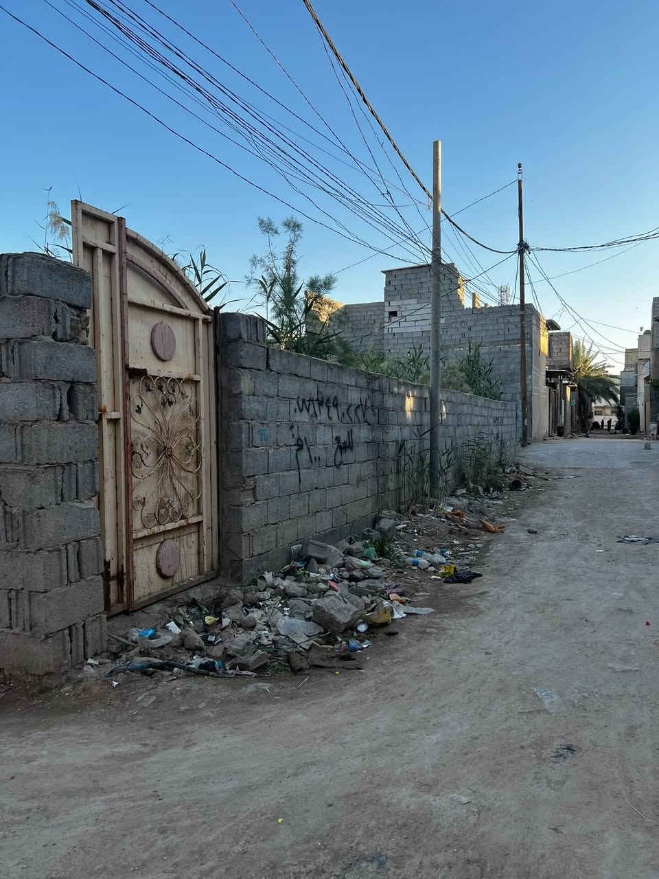 قطعة ارض للبيع
مساحة ٢٠٠ م ركن  طابو زراعي سند ١١٧ تباع كاملة او ١٠٠ م 
الموقع الشبانات نهاية الحولي، خدمات كاملة ماء ومجاري وكهرباء
السعر كاملة بـ ٤٤  او ١٠٠ م ركن بسعر ٢٣ وال١٠٠ الثانية بسعر ٢١
للاستفسار  ***********

نص مكتوب في الصور:
- Google Maps 500 ft الصيدلية الأولى Pharmacy الحولی Opera house الشبانات Warehouse حسينية اهل الخير Mosque