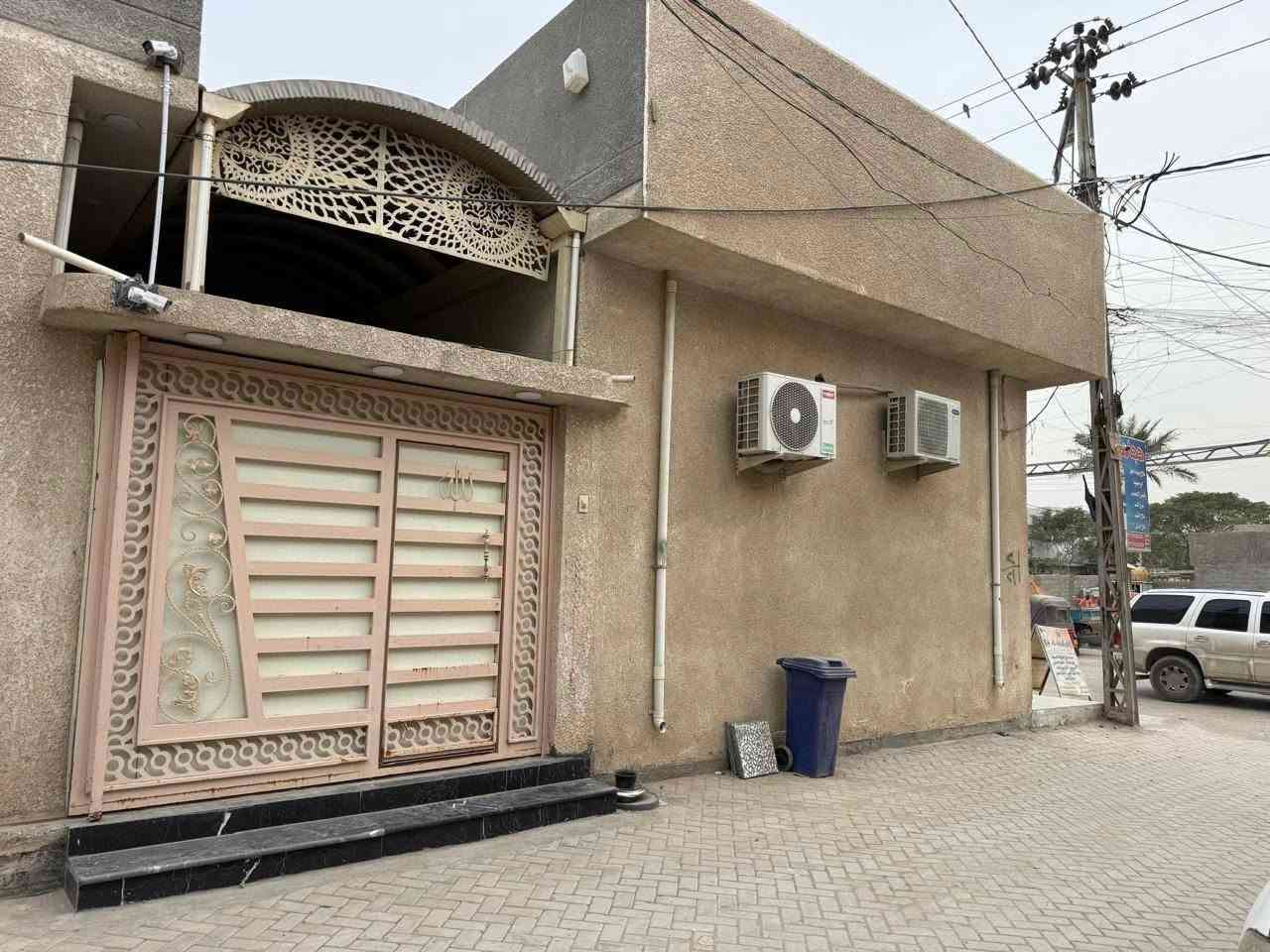 بنايه للبيع ركن المساحه 200 متر تحتوي على محلات عدد 3 ودار طابقين غرف نوم عدد3 صحيات عدد 3 صاله +استقبال +مطبخ حار بارد بناء حديث طابو زراعي سند 25 العنوان حي اور سبع قصور شارع ابو علي قرب جامع الحمزه للاستفسار الاتصال على الارقام 
***********
***********
