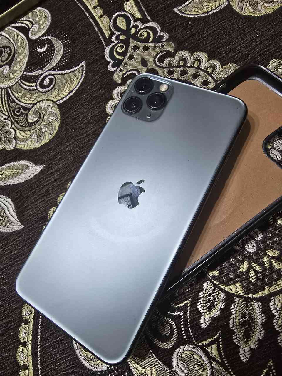 ايفون ١١ برو ماكس • ذاكره ٢٥٦ • بطاريه ٧٤