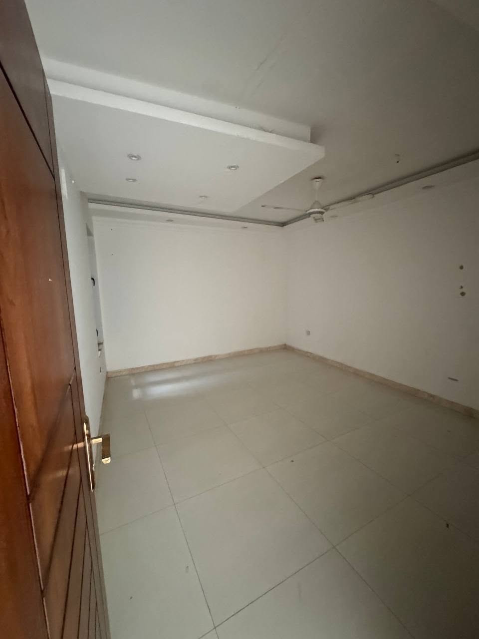 شقة للايجار مطلة على نهر دجلة 
📍في مدينة الاعضمية _ قرب مستشفى النعمان 
مساحة الشقة 170م2 وجهة 6ونص ونزال 26 متر 
تحتوي على صالة للاستقبال + حمام + غرفة نوم + ترك عدد 2
مع الشي مميز فيها غرفة نوم سويت مطلة على نهر دجلة 
اذا جنت تحلم ب منضر على دجله فالمكان هو اختيارك الصحيح 

ايجاره مليون و 900 الف دينار وقابله للتفاوض 
للتواصل ***********
***********

