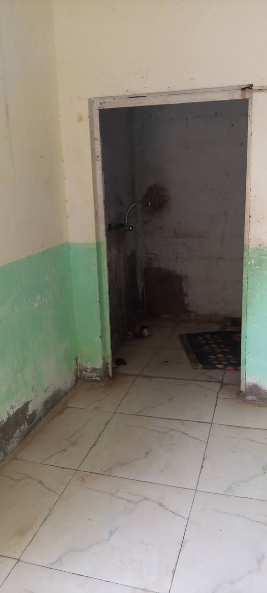صباح الخير بيت للبيع مساحته 180متر غرفتين وصاله واستقبال وصحيات السقف سندويج مجاري وماء وقريب كلش عالسايدين والصب واصله وهذا رقم صاحب البيت ***********
