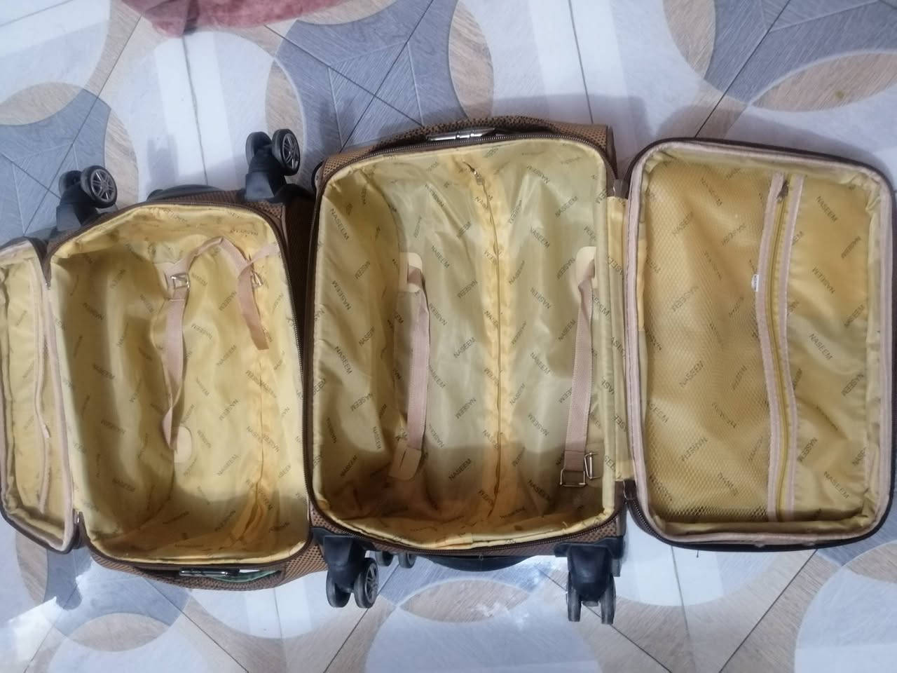 حقائب سفر نظيفات للبيع ٥٠ ألف وبيها مجال الحرية ***********

