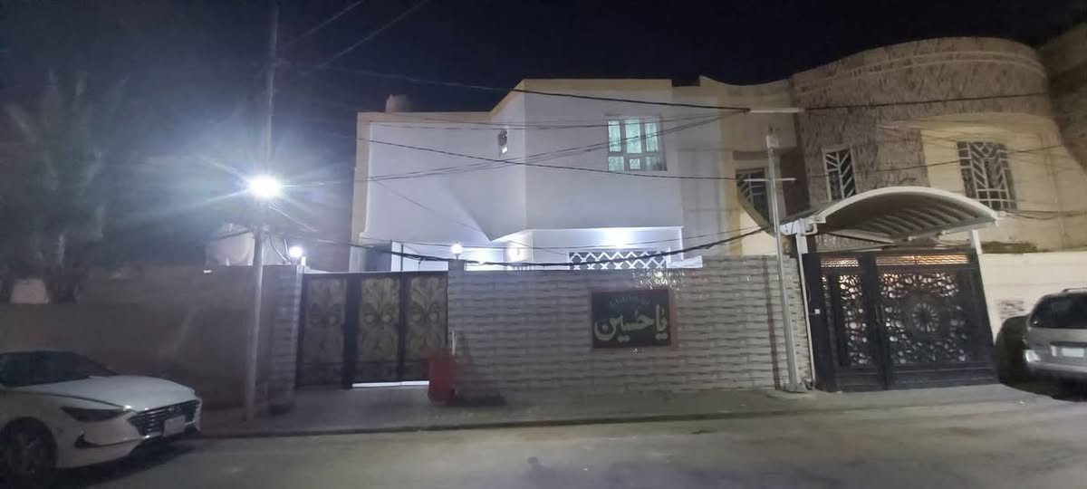 بيت للبيع ٢٠٠ متر حي السلام سايدين مجمع العين قريب على السايدين يحتوي على ثلاث غرف صاله استقبال صحيات داخليه وخارجيه وبالاضافه الى شقه معزوله طابق ثاني الشقه غرفتين وصاله ومطبخ مفتوح على الصاله وصحيات البيت ينسكن بناء ٢٠٠٨ السعر ٣٧٠ مليون وبي مجال  *********** رقمي الخاص وبي واتساب
