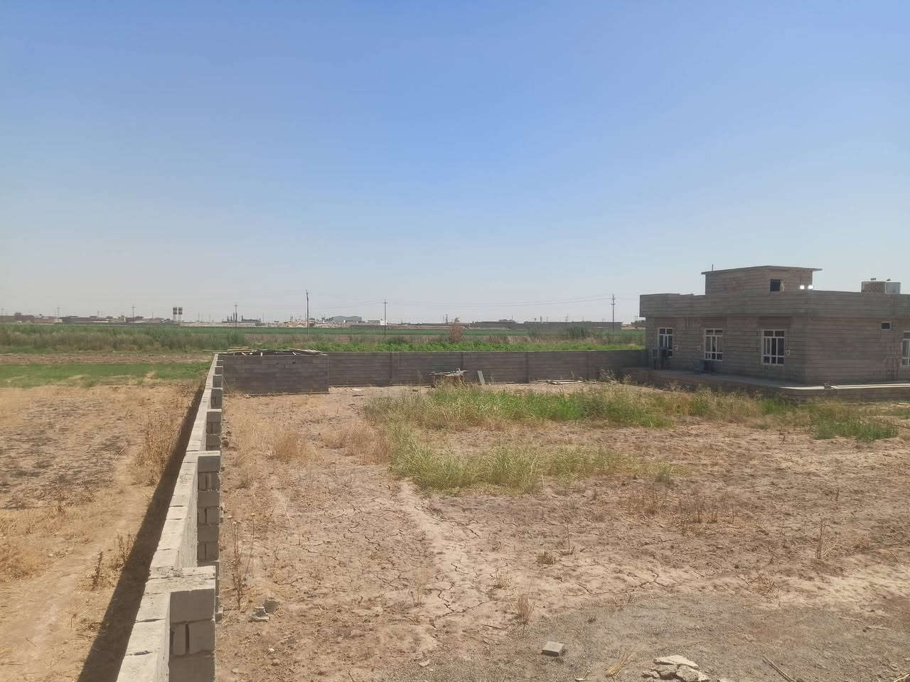 السلام عليكم
بيت للببع مع حوش مساحه دونم سايج كامل بناء 2025

الموقع. الحوبجه اطراف الدبس كاع بارق العلي 

مساحه البناء. 285 

الغرف عدد 3     /  4×5

مجمع غرف 3×14

هول 4×6

ربعه 9×5 

مطبخ حار بارد 7×4 

البيت كامل عايزو بس لبخ خارج وبوب 

السعر 90 مليون وبي مجال للستفسار 

***********
