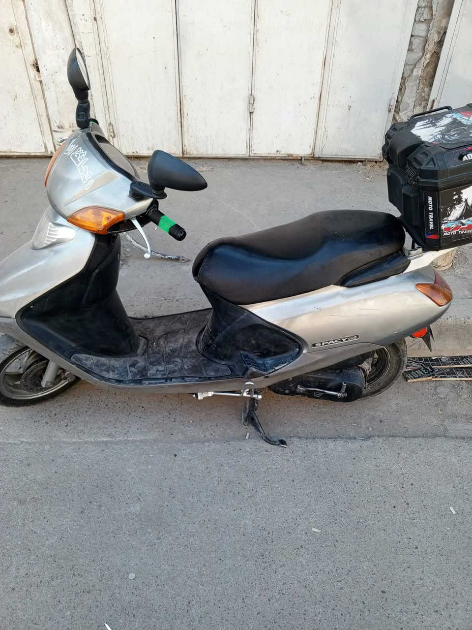 دراجه سبيسي ياباني مكينه ما مفتوحه كفرات بلاديه بس بيها دخانه سعر 450 بيها مجال ***********

