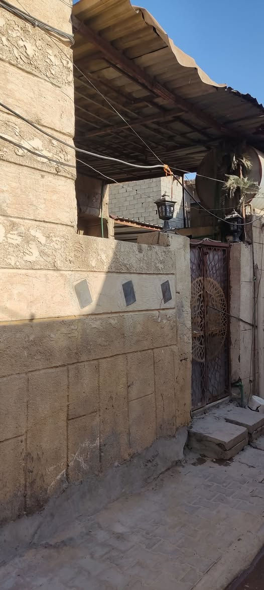 السلام عليكم بيت للبيع منطقه الباويه شارع العريض مقابيل حسينيه عباس حسن العكيلي
المساحه 100متر
يتكون الطابق لاول استقبال وصاله وغرفه نوم ومطبخ وصحيات
الطابق الثاني غرفه وصاله وغرفه قيد الإنشاء الصطح مطبك اشتايكر 
للاتصال على الرقم ***********
