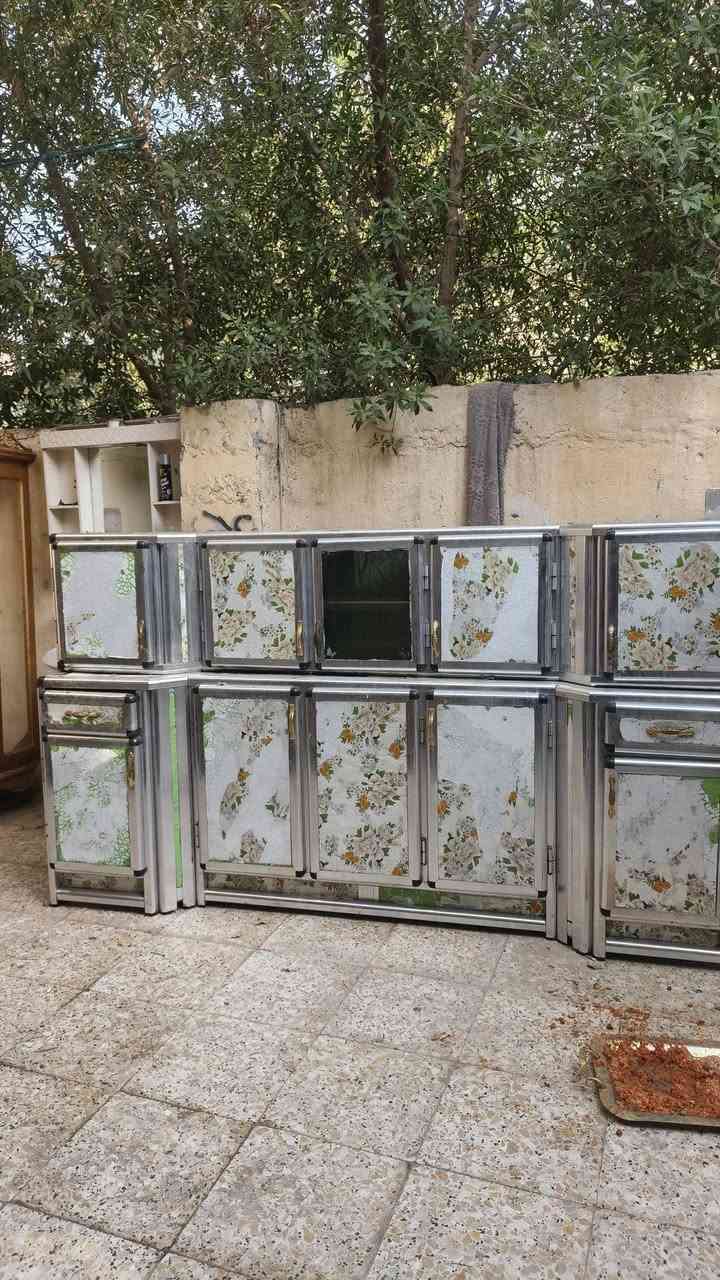 كاونتر المنيوم نضيف بس السنك عوزه بيبان 3 قطع طول مترتين ونص مكان بغداد سعر ب 150 وبي مجال ولي شراي يتصل ع رقم ***********
