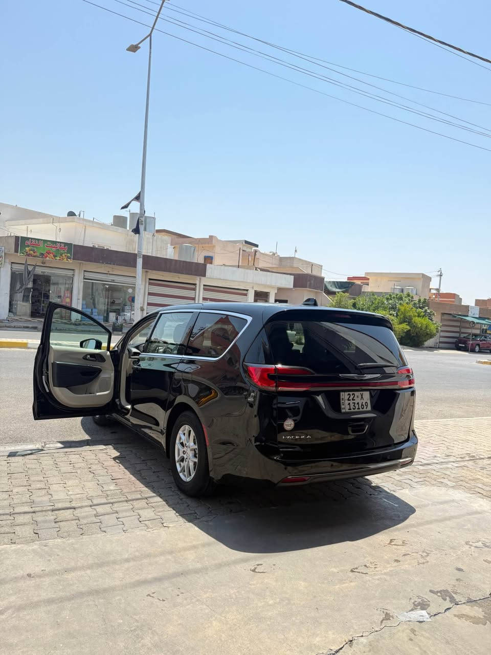 سلام عليكم 
للبيع او مراوس حسب قناعة 

Chrysler pacifica touring L 2024 v6

كرايسلر باسفيكا تورنك ال ٢٠٢٤ 
سيارة عائلية 7راكب فول سياحي vip 
رقم اربيل بسمي شرط تحويل وكاله + دفتر خروجية 
ماشي 44 الف كم فقط وقابل للزيادة 
محرك V6 سعة 3.6 لتر Pentastar
قوة 287 حصان
عزم 355 نيوتن متر
كير أوتوماتيك 9 سرعات
دفع أمامي FWD
خزان وقود 72 لتر تقريباً
صرفية وقود:
مدينة: 19 MPG
طريق سريع: 28 MPG
معدل: 22 MPG 
✅ أبواب جانبية كهربائية منزلقة
✅ باب خلفي كهربائي
✅ تشغيل عن بعد Remote Start
✅ دخول ذكي Keyless Entry
✅ تشغيل زر Start/Stop
✅ شاشة Uconnect 5 قياس 10.1 إنج
✅ Apple CarPlay
✅ Android Auto
✅ Bluetooth
✅ أوامر صوتية
✅ تحديثات OTA
✅ شاشة معلومات رقمية للسائق
✅ منفذي USB أماميين وخلفيين
✅ تكييف أوتوماتيك ثنائي المناطق
✅ تكييف خلفي مستقل
✅ مقاعد أمامية مدفأة
✅ مقعد السائق كهربائي 12 اتجاه
✅ دعم قطني كهربائي للسائق
✅ مقود مدفأ ومكسو بالجلد
✅ ستائر تخزين كثيرة داخل السيارة
الصف الثاني يختفي بالكامل بالأرضية.
الصف الثالث يختفي بالكامل بالأرضية.
تتحول السيارة تقريباً إلى فان شحن خلال دقائق.
ملاحظة /ضرر جامرلغ بونيت باب سايق فقط صبغ شرط بدون دواخل 
مكان سيارة كركوك للاستفسار ***********
✅ Adaptive Cruise Control
✅ Lane Keep Assist
✅ Lane Departure Warning
✅ Blind Spot Monitoring
✅ Rear Cross Traffic Alert
✅ Forward Collision Warning
✅ Automatic Emergency Braking
✅ Rear Parking Sensors
✅ كاميرا خلفية ParkView
✅ Hill Hold Assist كركوك, العراق
