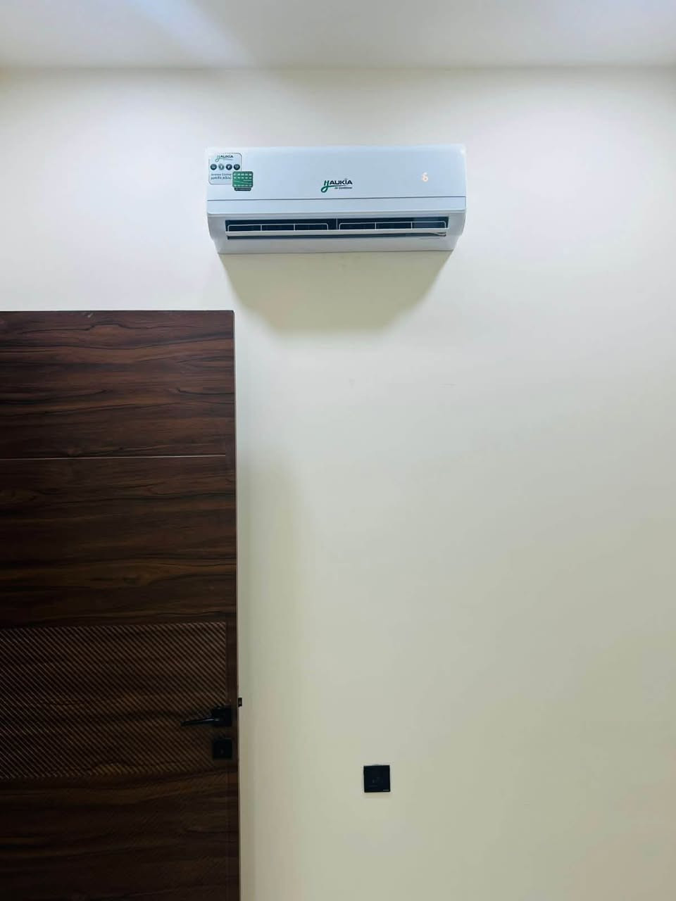 ❄️ تنصيب وصيانة السبالت باحترافية وجودة مضمونة ❄️

📲 واتساب فقط للحجز والاستفسار: ***********

إذا تريد سبلتك تشتغل بأفضل أداء وتبرد مثل الوكالة، فالتنصيب الصحيح هو الأساس. إحنا نهتم بأدق التفاصيل حتى تستلم شغل مرتب ونظيف ومضمون.

✅ تنصيب جميع أنواع السبالت

✅ صيانة دورية ومعالجة الأعطال

✅ تنظيف الوحدات الداخلية والخارجية

✅ تعبئة غاز وفحص التسريبات

✅ فك ونقل وإعادة تنصيب

✅ فحص شامل قبل وبعد العمل

🚚 تريد تنقل السبلت من مكان لمكان؟

عندك سبلت وتريد فكّه ونقله لمكان ثاني وشدّه وإعادة تنصيبه؟ إحنا ننقله إلك ونرجعه ننصبه بمكانه الجديد بشغل مرتب ودقيق.

🔥 وعندك أكثر من سبلت؟

نسويلك خصم على أجور الفك والشَدّ والنقل حسب العدد. كلما زاد العدد، زاد الخصم.

💰 نشتري جميع أنواع السبالت

عندك سبلت مستخدم أو عاطل؟

نشتري جميع أنواع السبالت المستخدمة والعاطلة وبـ سعر مناسب حسب حالة الجهاز ونوعه.

📞 إذا عندك سبلت تريد تبيعه، راسلنا على الواتساب وأرسل صورة السبلت ومعلوماته ونقيّم سعره.

⚠️ انتبهوا من المنصبين القفاصين وأصحاب تنصيب الـ25 ألف!

مو كل سعر رخيص يعني وفّرت، أحياناً تدفع بعدها أضعاف السعر حتى تصلّح الضرر.

❌ يزرفون البوري أو يسوون التنصيب بطريقة غلط

❌ يسببون تهريب للغاز وضعف بالتبريد

❌ يحطولك غاز والجهاز أصلاً بيه مشكلة بالتنصيب

❌ يشوهون الحايط ويخلّون الشغل غير مرتب

❌ وبعدها تضطر تدور فني ثاني حتى يصلح أخطاء التنصيب الأول

💡 ادفع سعر معقول من البداية، أحسن من ما ينشلع كلبك وتدفع ضعف المبلغ حتى تصلّح شغل غيرك.

🎁 عروضنا:

💙 تنصيب مجاني للعوائل المتعففة

🔥 من 4 سبالت وفوك خصم 20% على أجور التنصيب

🚚 خصم على الفك والشَدّ والنقل عند وجود أكثر من سبلت

💰 شراء جميع أنواع السبالت المستخدمة والعاطلة بسعر مناسب

📍 نجيك وين ما كنت داخل بغداد

✅ الكرخ

✅ الرصافة

🚫 ما نطلع للمحافظات، رجاءً.

🕐 متواجدين على مدار 24 ساعة

📲 واتساب فقط للحجز والاستفسار:

***********

✨ ثقتكم مسؤوليتنا، وشغلنا النظيف هو أفضل إعلان إلنا. ❄️

