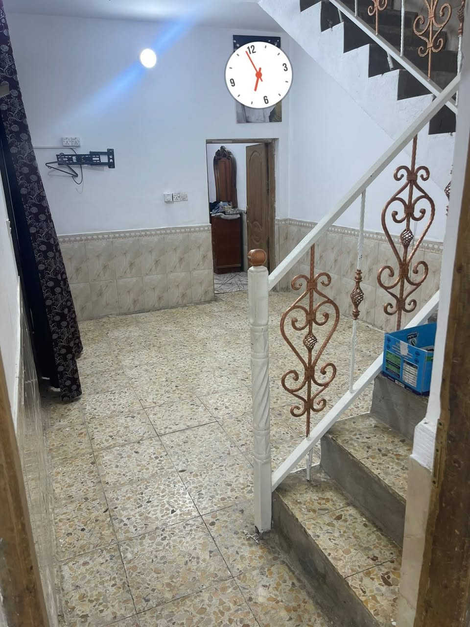 دار للرهن ١٠٠م طابق ونص بناء جديد خلف ملعب النجف الدولي غرفة وصالة ومطبخ وأستقبال وتخاريج الطابق الثاني غرفة وصالة مدة الرهن سنه وقابل للتجديد قيمة الرهن ٤٠ مليون للاستفسار الاتصال على الرقم *********** واتساب ابو مسلم الكعبي او مراجعة مكتب الياقوت للوساطة العقارية ميلاد شارع مزرعة سيد علي قرب طريق الجنة.@@
