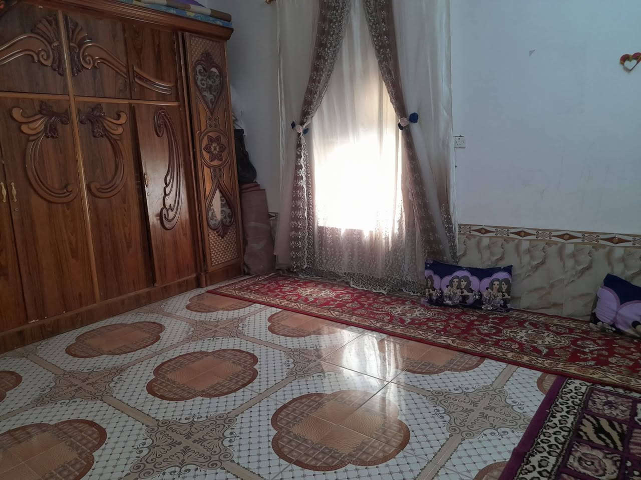 بيت لل بيع مساحته 250 متر طابو زراعي 
وبيه معامله بل بلديه مكانه بل طعيسات بضهر المدارس
يبعد عن الطابو 100 متر
يتكون البيت من ديوانيه وصاله 
وغرفتين ومطبخ ودرج وبيتونه 
بيت بلوك مطعم بطابوك حزامات
كله سيراميك 
وهاذه رقمي تخابر ونتفق ع سعر ونا خادم 
***********
