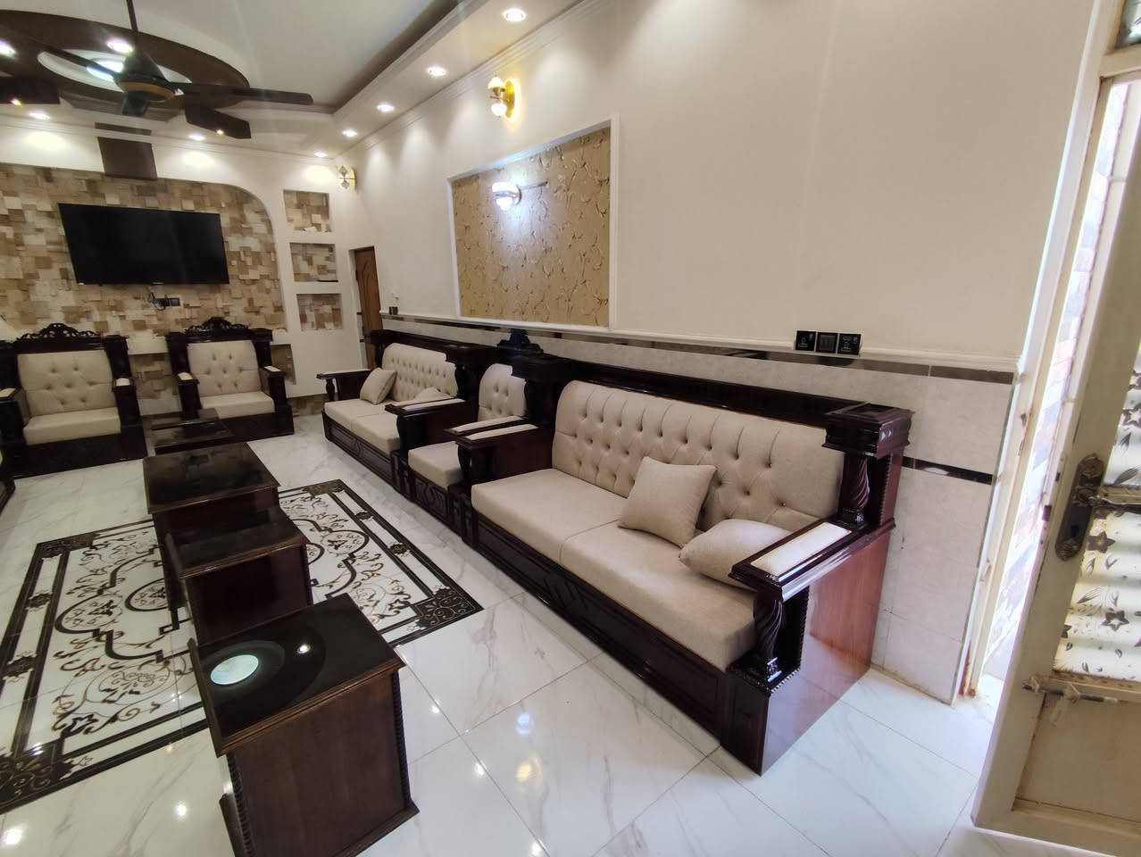 المساحة الصغيرة مو عائق للتصميم ✨

استثمرنا كل سنتمتر، وصمّمنا ديوان للضيوف وديوان للبيت، كل واحد بموديل مختلف وتفاصيل مصنوعة حسب ذوق الزبون.

من الخشب والقماش إلى أدق الزخارف… النتيجة راحة وفخامة 
نجاره علي كاضم بابل الحمزه الغربي 
واتساب ***********
