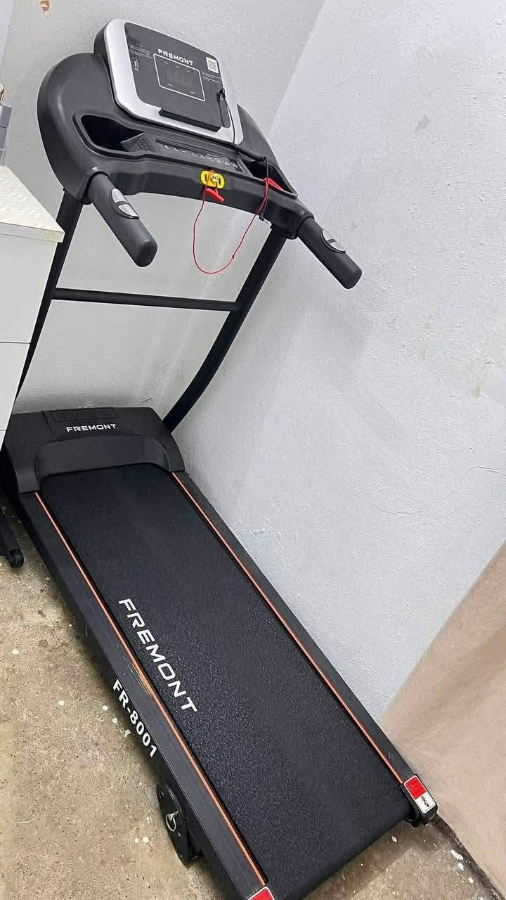 جهاز سير رياضي من ماركة فريمونت، تحديداً طراز Fremont FR-8001 المخصص للاستخدام المنزلي لتمارين المشي والجري الخفيف.جهاز جري كهربائي
المواصفات : قابل للطي مزود بشاشة عرض رقمية لمتابعة السرعة والوقت والمسافة والسعرات الحرارية.يحتوي على مقابض جانبية مع مفتاح أمان أحمر اللون لإيقاف التشغيل الفوري عند الطوارئ. 
يتتحمل وزن يصل الى150.  يسحب 1امبير ***********
العنوان الموصل
