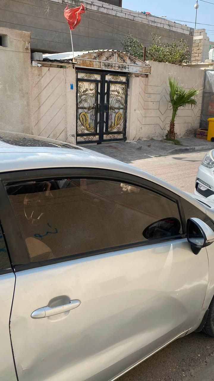 سياره كيا ريو مديل 13 وارد خليجي مكفوله ضربتها فقط بصندوق وما مبينه استخدام قليل فقط للدوام تطلع بيها لبنيه محركها 1400 تك باب شاشه اندرويد وفتحه بنوراما مكاني البصره القبله رقمي *********** للاستفسار اتصل او راسل
