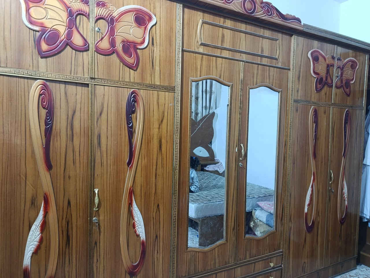 غرفه نوم للبيع استعماله 3 اشهر فقط محتاجين ع بيعتها ماخذيها 700يردوها ب350وبيه مجال بس التاج بدون جربايه
