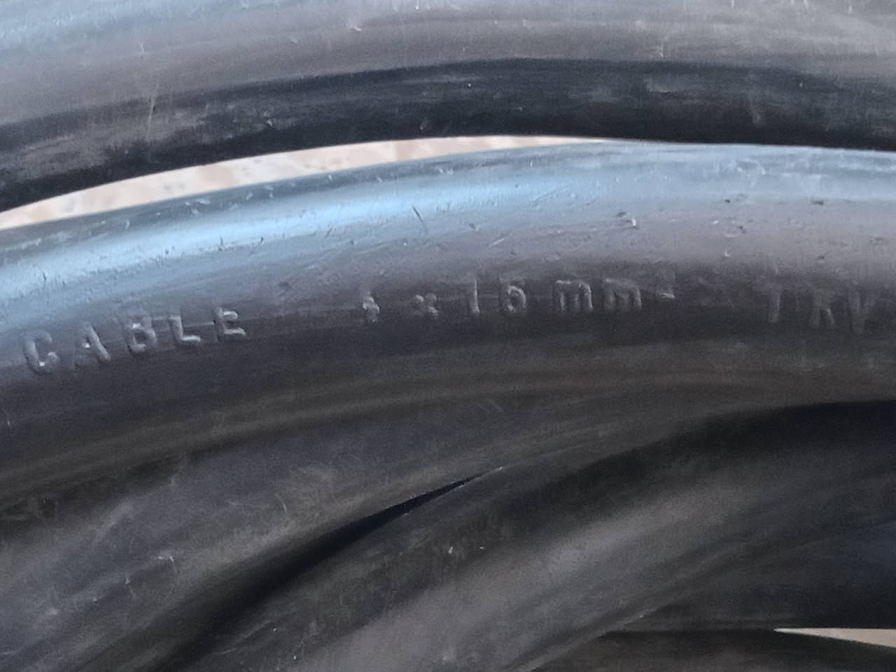 كيبل للبيع 4×16 طول 20 متر العنوان بغداد الاتصال ***********
