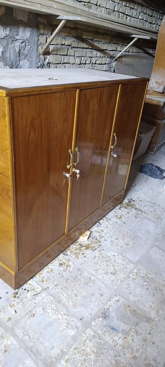بوفيه 3 بيبان نضيفه كلش طولهه متر ونص تسكام للبيع المكان الشاميه السعر 150 وهذا رقمي ***********
