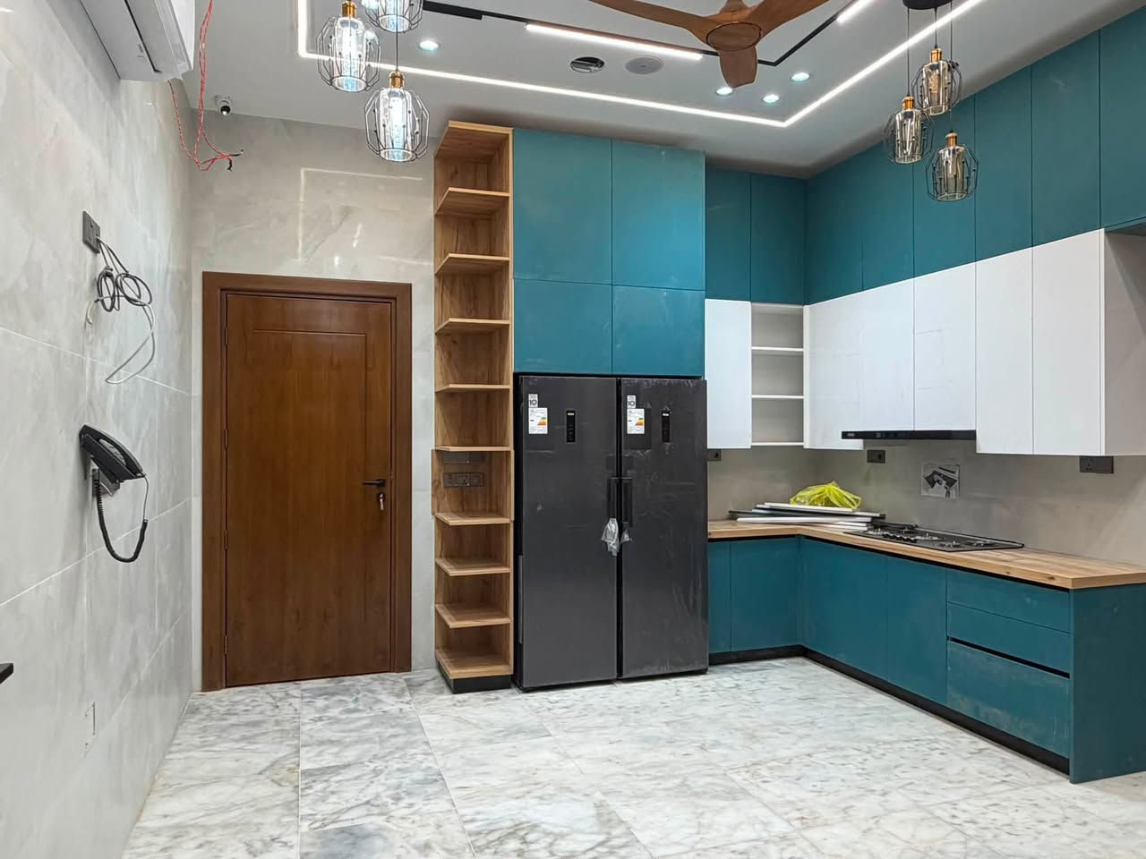 🏠 / دار للبيع مساحه ٢٥٠ م طابو صرف 

               واجهه ١٢ م / نزال ٢١ م 

🧱 بناء حديث درجه أولى 
يباع الدار مع الأثاث ( نقص فقط تخم )
١/نظام طاقه شمسية ليلي ٢٠٠ أمبير ونهاري ٧٥ أمبير
٢/ نظام بداله تلفون 
٣/نظام حساسات ونظام الايرث
٤/جميع غرف النوم درسنك روم 
٥/شلالات عدد٢

الطابق الاول / مطبخ . أستقبال . هول . غرفه . مجمع صحيات . كراج . حديقه 

الطابق الثاني/ ٣ غرف . هول . مجمع صحيات

🌎 الموقع / حي الزهراء قرب مجسر الام     ( موقع مميز عرض الشارع ٢٠ م )

للأستفسار أكثر مراجعة مكتب 
عقارات أراضي بابل الخضراء للمقاولات العامه والتصاميم الهندسية 
شارع ٦٠ .. عمود ٣٠٠ .. مقابل أستدارة علي بقلي 
الشيخ حازم 
وسام محمد 
أبو حيدر / ***********
