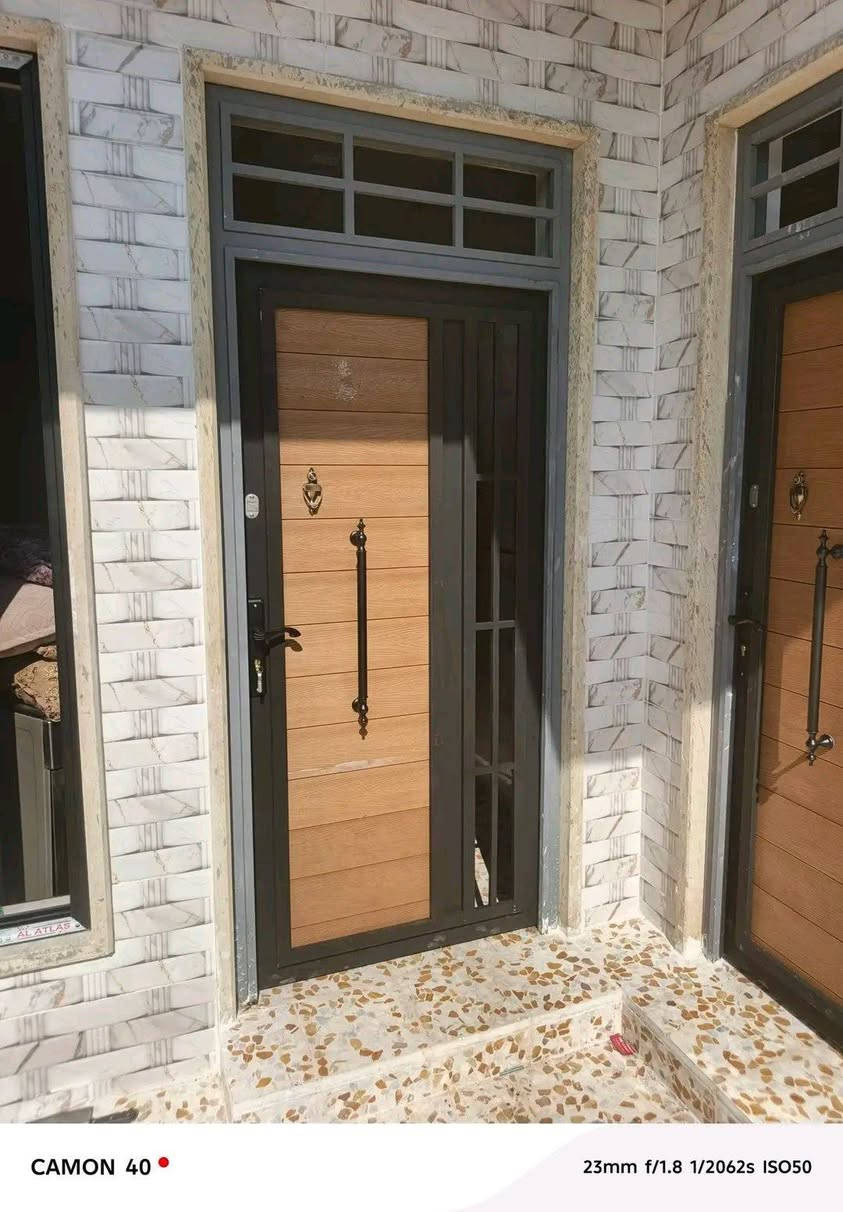 حداده ابواب وشبابيك المنزلية
سعر الباب مع ملبن 200 الف كامل مع الصبغ والشد 
تحياتي للجميع 
***********
