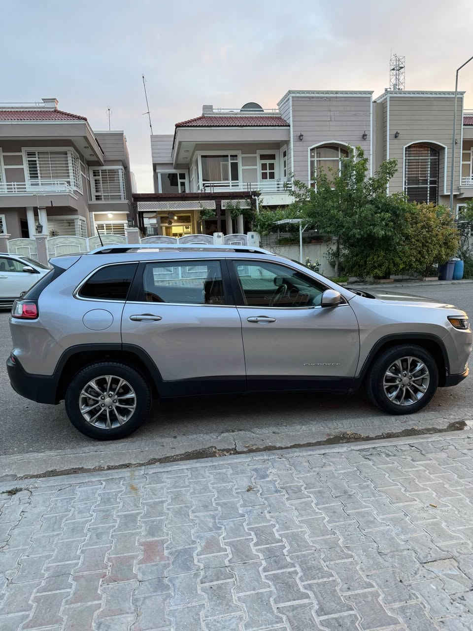 JEEP CHEROKEE-- 2019
سلام عليكم
جيب شيروكى بزون رقم ربيل
قطعتين صبغ بدون ايرباك
 
4 سلندر 2.4 تنفس طبيعي 
الكاميرا الخلفيه
 رادار امامي 
حساسات خلفيه 

 كشنات جلد مواصفات latitudeus 
 صورالحادث مرفقه
سعر 150 و بي مجال
📍العنوان.اربيل 
☎️*********** أربيل, العراق
