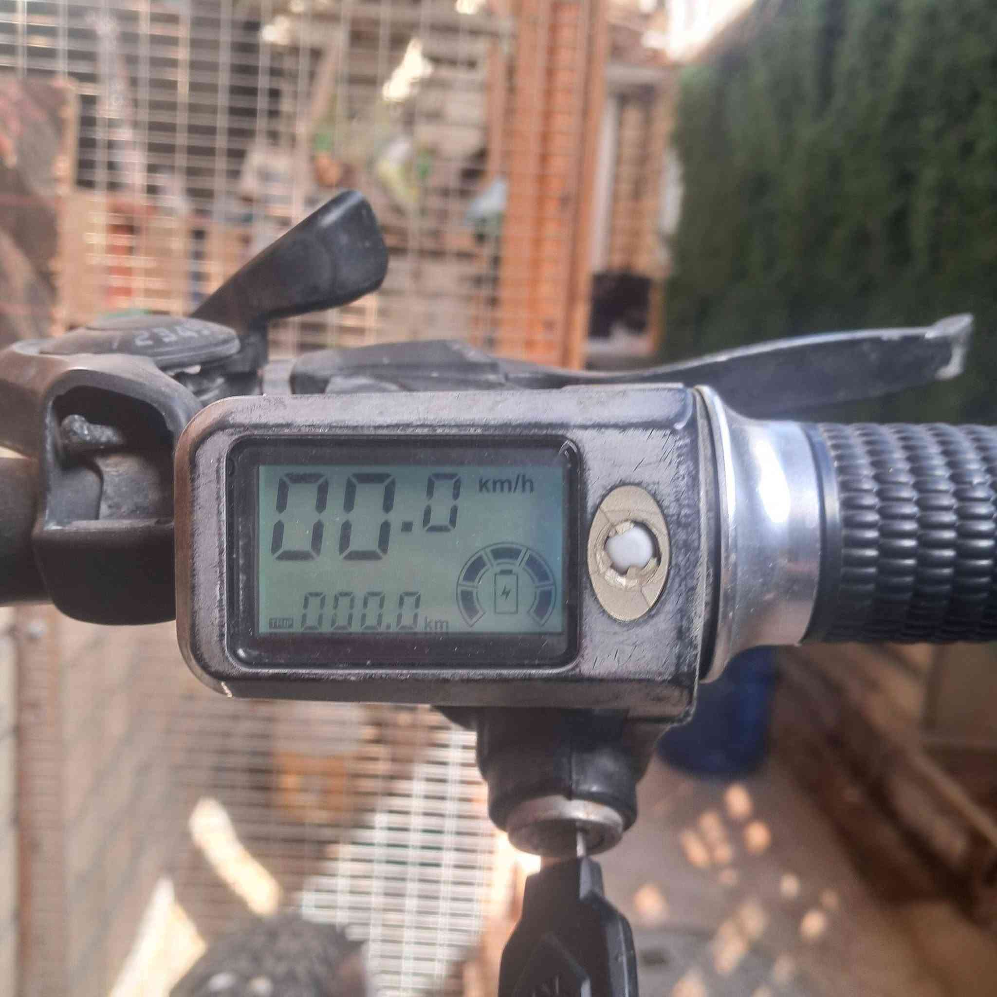 للبيع بايسكل كهربائي جبلي رياضي (Fat Bike) بحالة ممتازة وبطارية قوية! 🚲⚡
​المواصفات:
​بطارية ليثيوم 52V قوية وعملية وتطيح مدى ممتاز.
​يجي وياها الشاحن الأصلي والشاشة شغالة وكل إعداداتها تمام.
​الشصي قوي ويتحمل، وياه سيت خلفي إضافي وجنطة أمامية.
​الملاحظة: ⛳️⛳️العطل الوحيد بيها هو تبديل التاير الخلفي فقط، والباقي شغال 100%.
​السعر: 250 دينار (بيها مجال بسيط للراغب الصامل).
كامل ملحقات

​للإستفسار أو التواصل: (***********)
