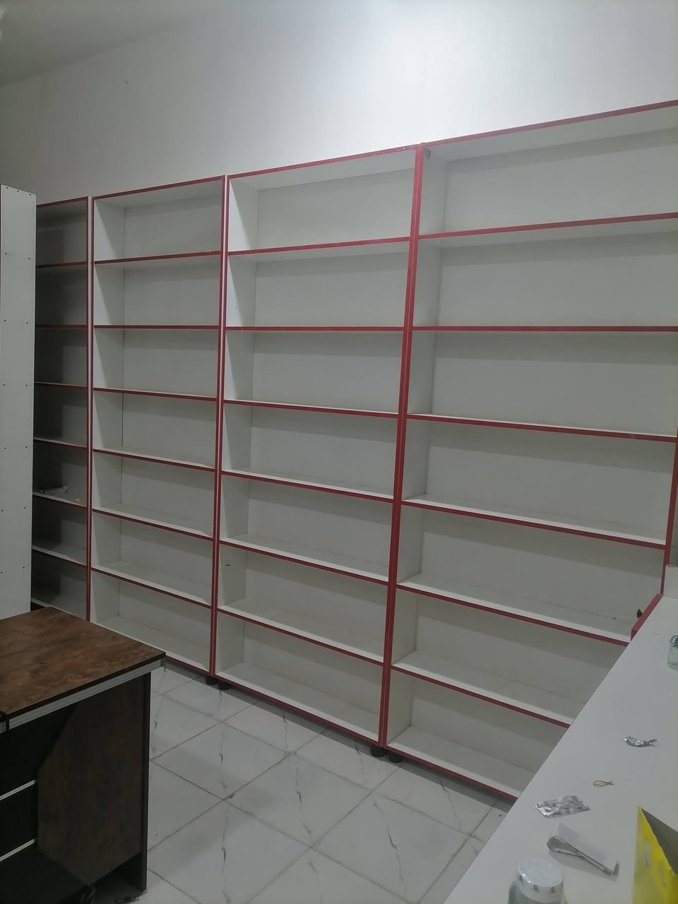 فاترينات ارتفاع مترين ونص وعرض متر عدد ١٥ فاترينه + ميز طول ٣ أمتار وارتفاع متر وعشره جدد استعمال قليل للأسفسار التواصل عله الرقم ***********
