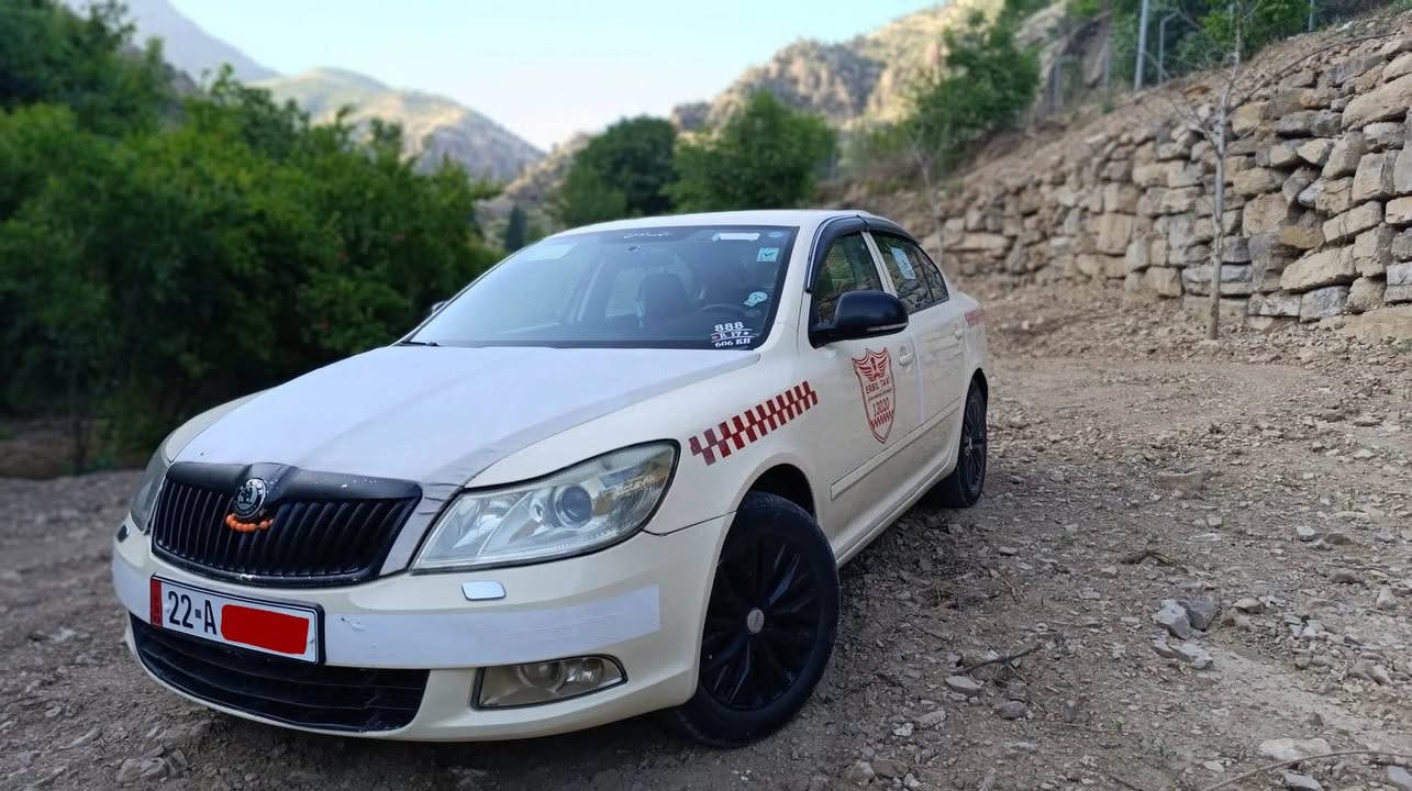 سكودة ٢٠١٢ بيلاد تةكسي گير عادي سةيارةكة ٢ پارجةي سبوغة رةقةم و سةنةوي هةموو شتي نويية گيرو مةچينةو تةبريد تةقةو رةقة بةناوكردن غةرامة هةموو شتي بةشةرت شوين هةولير *********** أربيل, العراق
