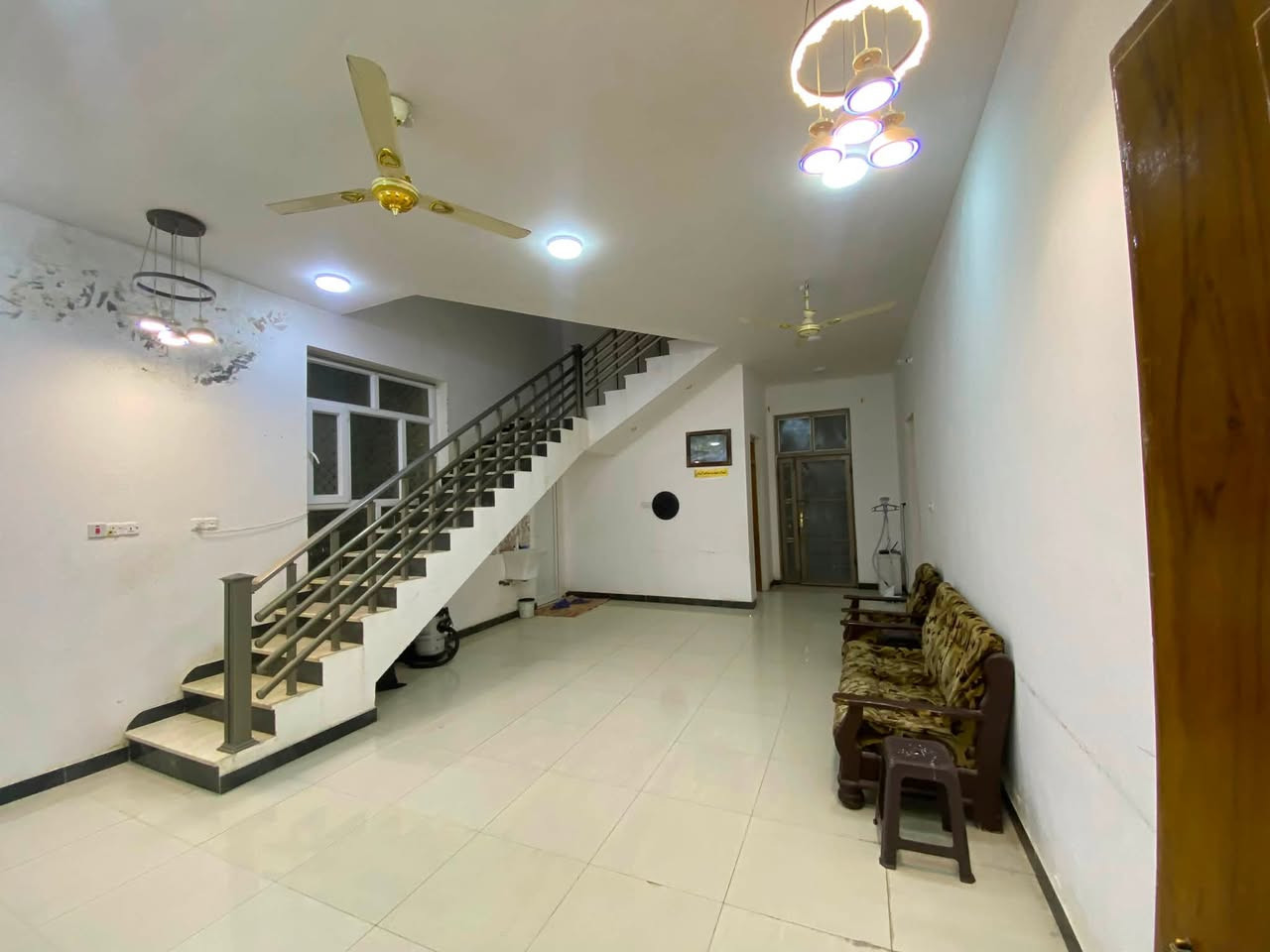:

🏠 دار للبيع – فرصة مميزة
📍 الموقع: إسكان الصناعي، قرب مدرسة الحرية
📐 المساحة: 200 م²
🛣️ الشارع: 20 متر
🏡 الدار طابقين

🔹 الطابق الأول:
غرفتين نوم • صالة كبيرة • مطبخ • ديوان • حمامين

🔹 الطابق الثاني:
3 غرف نوم • مطبخ • حمام • غرفة ماستر (جناح)

💰 السعر: 260 مليون
🏦 يوجد صندوق إسكان 60 مليون

📞 للاستفسار:
***********
***********

📌 للمهتمين الجادين التواصل على الأرقام أعلا
