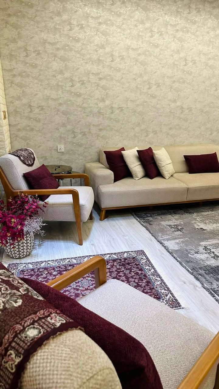 ئەم شتانەمان هەیە بۆ فرۆشتن تاقمی دانیشتنەکە زۆر تازەیە ٨ مانگە کڕاوە (٧وەرەقە)تاقمی نان خواردن وڤاتریناکە (٣٠٠) هەزارە٦ کورسیە 
***********

