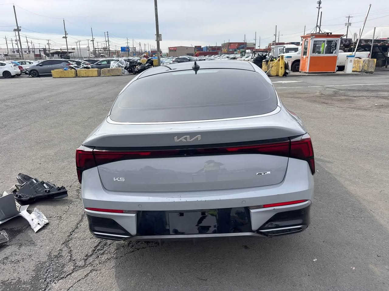 السلام عليكم متاح K5 مديل 2025 GT-Line محرك 2500 تنفس طبيعي داخل احمر بنوراما معروفه مواصفاتها بدون ما اذكر سيارة بيها بارد  بحافه البنيد وبارد قليل بالباب الخلفي جهة اليمنة الجاملغ نفسة مشدود كلشي مابي يعني مابيها لا تبديل ولا صبغ السيارة رقم بغداد باسمي تحويل مباشر سيارة ماشية 11 الف سيارة لا شخط ولا نقص بيها جاهزة حتى تخم تاير ياباني جديد جواها مكاني شارع فلسطين اي ستفسار هذا رقمي *********** السعر 205 وبيها مجال جداً بسيط حك الجية بيع نقد فقط

