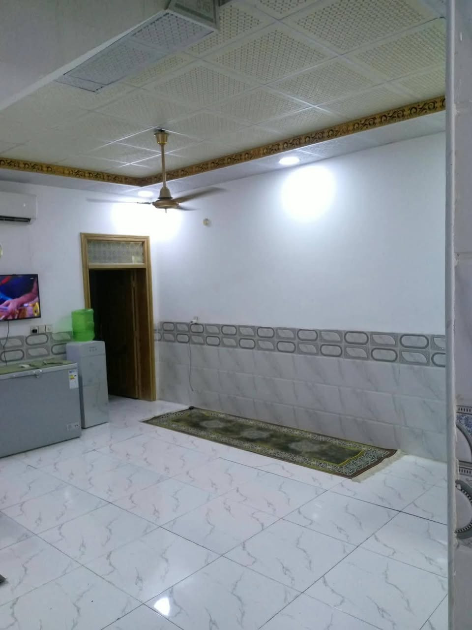 السلام عليكم اعادة نشر
البيت الي مو دلال، 
بيت مساحة 100 متر ب42 وبي مجال للشراي ، بيت شغل جناي واجهة 6 ونص 
متكون من غرفة 6*4
وصالة 5*7
واستقبال 5*5 
منور داخلي 
سقوف صب كونكريت وثانوية
سطح شتايگر بيت نظيف وعلى ايدي
صحيات داخلية وخارجية 
شارع تبليط وخطين كهرباء 
مدارس وسوق قريب 
العنوان نجف حي اليرموك/ مقابل قرية الغدير عمود 327 طريق الزوار 
للتواصل. ***********
واتساب  ***********
