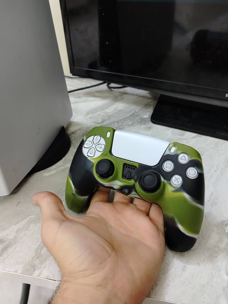 للبيع جهاز بلايستيشن 5 (PS5 Fat) الإصدار الأساسي المميز بمحرك الأقراص (سيديات)، بحالة ممتازة جداً ونظافة خيالية (أخت الجديد تماماً)، استخدام شخصي خفيف وحشيم جداً. الجهاز خالي تماماً من أي عيوب فنية أو خدوش، ويعمل بكفاءة عالية جداً وبدون أي مشاكل حرارة أو صوت مراوح، وجميع الأزرار ومحرك الأقراص شغالين 100%.
ملحقات الجهاز المتوفرة:
•يد Ps4 جديدة غير مستخدمة جداً قليل. 
•  يد التحكم الأصلية (DualSense) بحالة ممتازة وبدون أي استجابة بطيئة أو مشكلة في الأزرار+قطع الكير مغناطيسي. 
•  كابل الطاقة الأصلي + كابل HD الأصلي عالي السرعة من شركة Sony. 
•  قاعدة التثبيت الأصلية (للوضعين العمودي والأفقي). 
•  الكرتونة والعلبة
•  [اختياري: ذكر أي ألعاب أو يد إضافية إن وجدت].
تفاصيل إضافية:
•  الجهاز جاهز تماماً للمعاينة والتجربة المباشرة قبل الشراء للبيع بضمير مرتاح.
•  البيع كاش فقط، ولا يوجد رغبة بالبدل.
السعر المطلوب : [850 وبي مجال] 
المكان / المنطقة: [حي العدل ]
للتواصل والاستفسار: [  *********** ]
للبيع جهاز بلايستيشن 5 (PS5 Fat) الإصدار الأساسي المميز بمحرك الأقراص (سيديات)، بحالة ممتازة جداً ونظافة خيالية (أخت الجديد تماماً)، استخدام شخصي خفيف وحشيم جداً. الجهاز خالي تماماً من أي عيوب فنية أو خدوش، ويعمل بكفاءة عالية جداً وبدون أي مشاكل حرارة أو صوت مراوح، وجميع الأزرار ومحرك الأقراص شغالين 100%.
