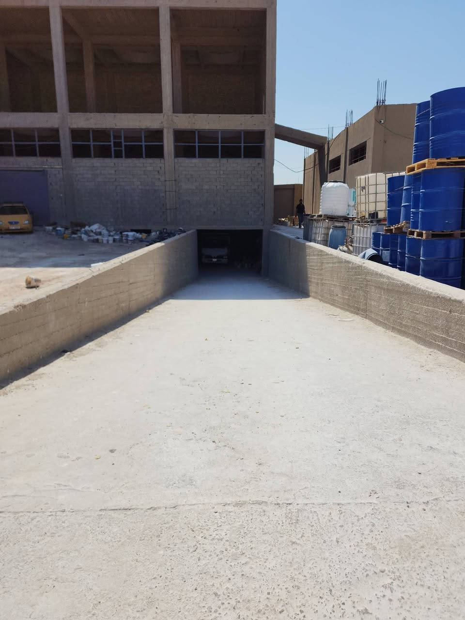 ارض بمساحة ١ دونم مع بناية ٣ طوابق للبيع، مكانها ببغداد جرف النداف، الواجهة مباشراً على الشارع العام قرب الشركة العامة للسيارات 
للتواصل : 
***********

