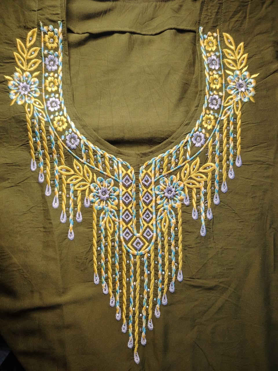 السلام عليكم بنات حبيباتي جديدة اني أشتغل تطريز جملة ومفرد...(أسماء) (ونقشات دشاديش) (وشحات كلية)) (وأسكارفات) (ويلكات) (عبايات) عمل موحد تطريز بأجمل الالوان والخيوط ولا غلطة 
#تطريز_اسماء #تطريز #تطريز_حسب_الطلب #تطريز_دشاديش 🪡❤️🧶 @الجميع
