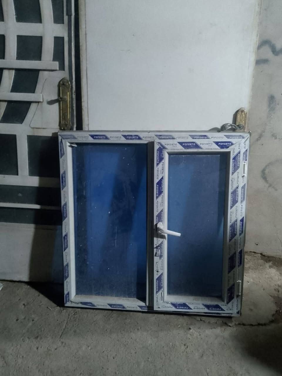 سلام عليكم بابين وشباك الميوم وشباك حديد نضاف البيع ***********
