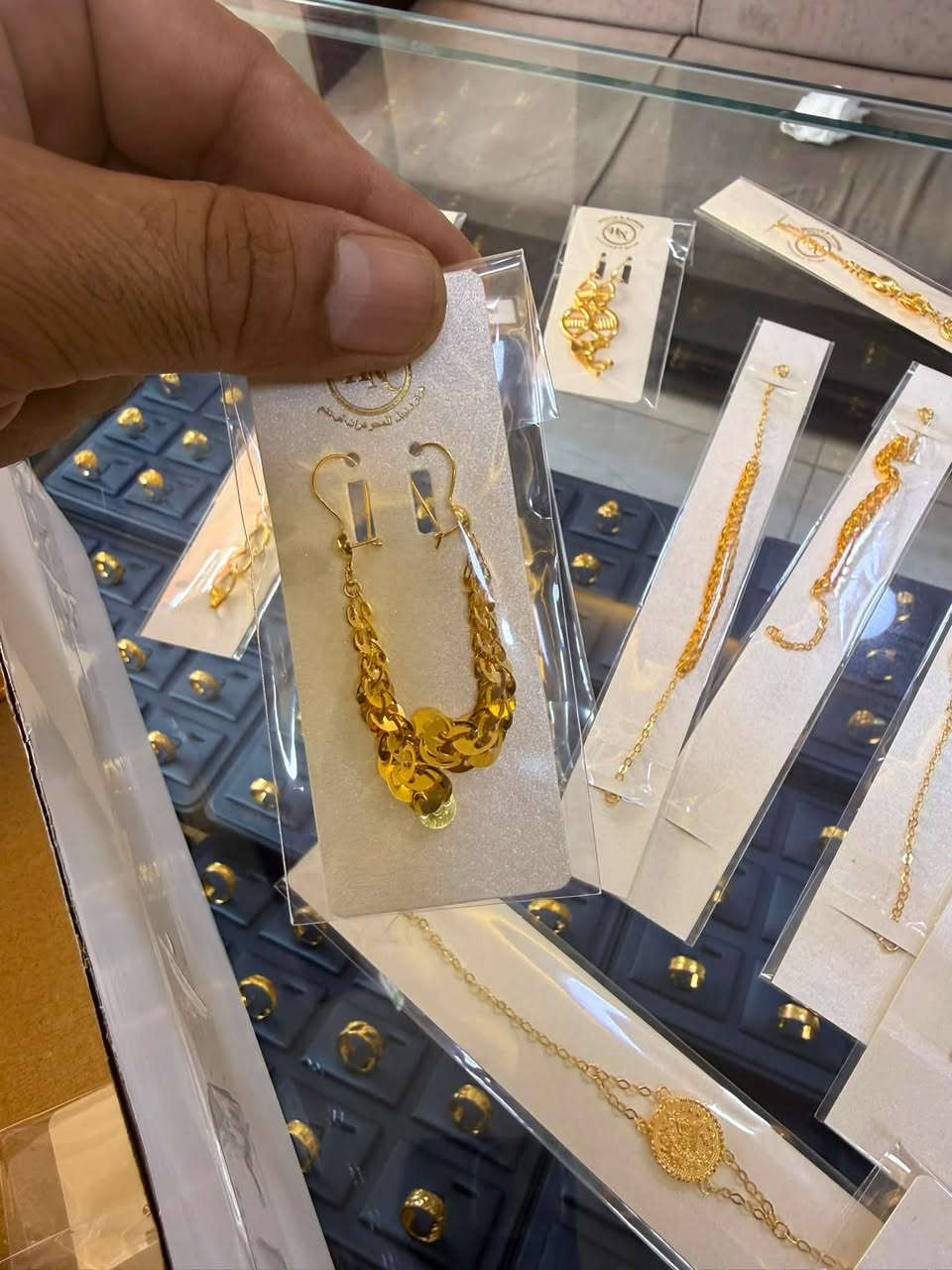 الجمال والأناقة الخليجية تجدونها دائماً لدى مجوهرات ليث القيسي ✨اساور صياغة خليجية دزاين حديث، تبرز جمالج وتضيف لمسة من الفخامة لكل إطلالة 🌟 القطع متوفرة الآن في مجوهرات ليث القيسي 
* 💳 ملاحظة: يتوفر لدينا نظام البيع بالتقسيط لحاملي بطاقة (كي كارد) لسهولة التعامل.
‎📍 العنوان: واسط - الكوت - داخل سوق الذهب (الصاغة المركزي).
‎📞 للطلب والاستفسار أو الحجز: تواصلوا معنا مباشرة عبر الواتساب أو الاتصال على الرقم: ***********.
‎(مجوهرات ليث القيسي - التميز عنواننا دائماً) ⚜️
