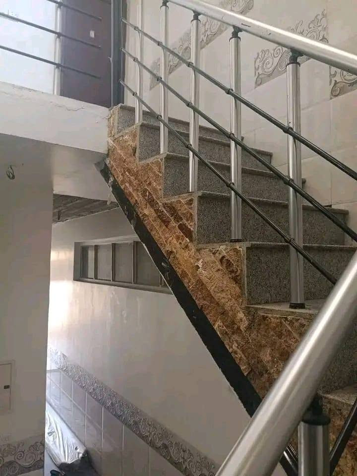 بيت للبيع حي العامل  منطقه السابعه مساحة   125 م واجهه 6 نزال 20  طابو صرف  طابقين بناء حديث 🏠  الطابق الأرضي يحتوي على غرفة أستقبال  + صاله  كبيرة + مطبخ حر وبارد + غرفة نوم +حمام  عدد 2 الطابق الثاني غرفين نوم +صالة +حمام
ويحتوي على برج انترنت  للتواصل والاستفسار  واتساب  ‏‪على الرقم ***********
