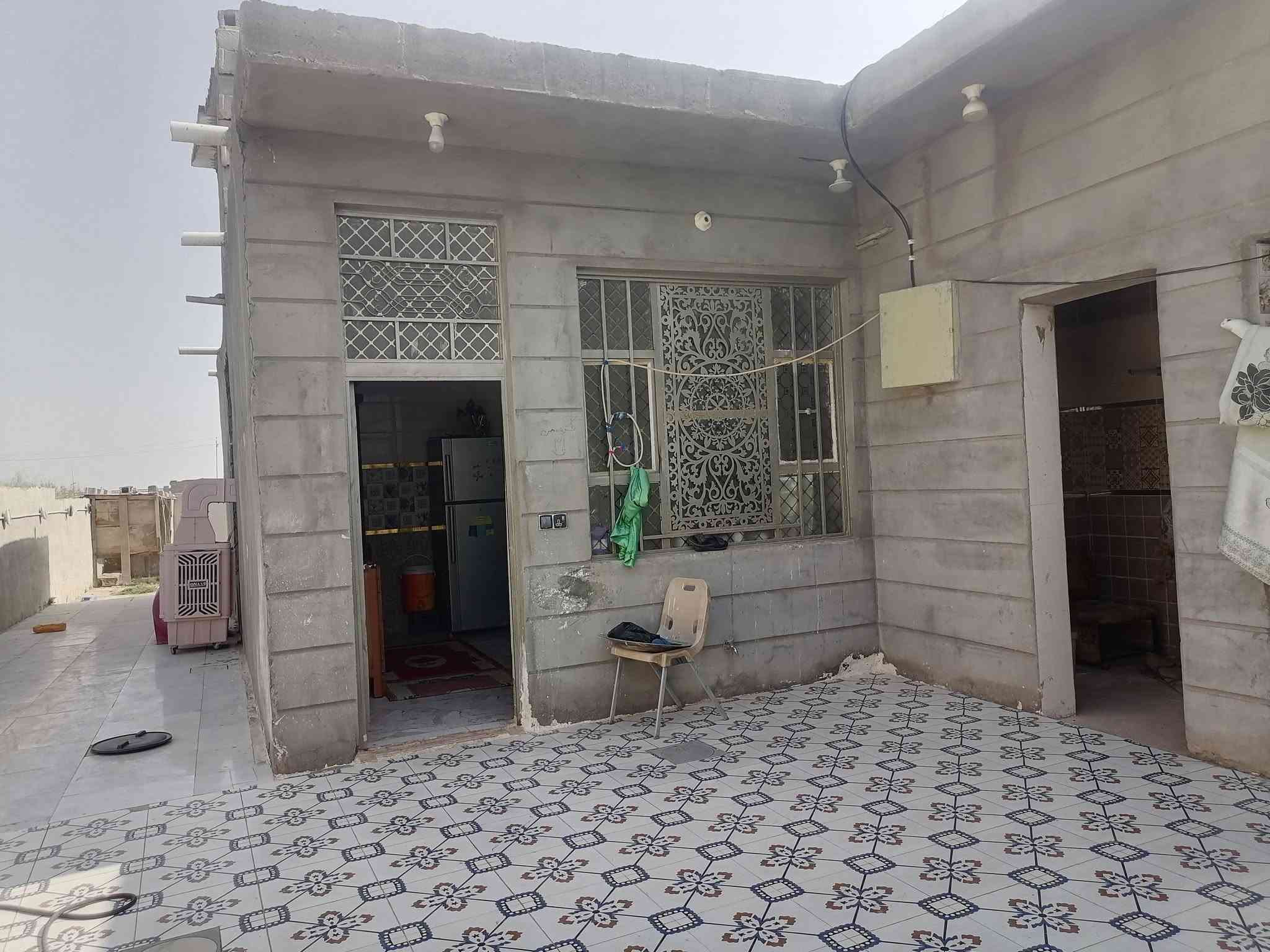 بيت زراعي مساحته  400متر
قرب المستشفي عل شارع العام مقابيل مجمع الجوهر
الاستفسار  تصال عل هاذا الرقم***********
